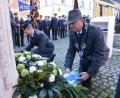 Bild: bey
Oberleutnant Martin Gläser und Bürgermeister Rainer Rewitzer (von links) legen nach ihren Ansprachen am Kriegerdenkmal Kränze nieder.