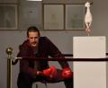 Bild: olr
Johannes Lukas als "Museumswärter Dave" in der LTO-Inszenierung von "Nipple Jesus" im Kunstverein Weiden: Hier wird das Museum zum Boxring.