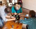 Bild: Linda Trager/exb
Wegwerfen ist out, Reparieren ist in: Im Repair-Café in Etzelwang wird ein defektes Haushaltsgerät zerlegt und fachmännisch wiederinstandgesetzt.