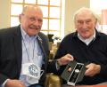 Bild: Hirsch
Der stellvertretende Vorsitzende des SV Schwandorf-Ettmannsdorf, Reinhard Mieschala (links), gratulierte Michael Krämer zum 95. Geburtstag und 80 Jahre Mitgliedschaft beim FC Schwandorf und überreichte ihm die FC-Schwandorf-Uhr.