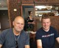 Bild: David Berendes/exb
Bier-Tasting in Kanada mit Steve Ledig (links) und seinem Neukirchener Stammzellenspender David Berendes.