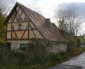 Bild: jr
Um dieses Gebäude in der Ortsmitte von Pfaffenreuth geht es, das nach Ansicht des Landesamtes für Denkmalpflege einer der ältesten Häuser im Landkreis ist. Am 25. November ist ein weiterer Besichtigungstermin geplant, dann wird entschieden, wie das weitere Vorgehen sein wird