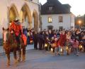 Bild: bey
St. Martin auf dem Pferd führte den Laternenzug der Kinder aus dem Kindergarten Pleystein an