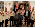 Bild: FG Knappnesia/exb
Die Knappnesia ist zum Faschingsauftakt ins Rathaus gekommen (von links); Kellermeisterin Betty Lebe, Hofmarschall Georg Makitta, Ehrenpräsident Franz Kick, Prinz Sebastian I., Kinderprinz Lukas I., Prinzessin Sarah-Rose I., Kinderprinzessin Melina I., Präsident Christian Kellner, Bürgermeister Michael Göth, Vizepräsident Michael Gradl und Ehrenrat Ernst Makitta.