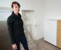 Bild: kaz
Ilona Sperber in ihrem früheren Büro, in dem sich auch die Rückseite des Geldautomaten befand. Nach der Sprengung wurde die Stelle übergangsweise mit Rigipsplatten verspachtelt.