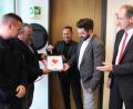 Bild: prh
Die Handhabung des Defis ist einfach. Davon überzeugen sich Feuerwehrkommandant Dominik Lang, Michael Spranger, Vorstandsvorsitzender Gerhard Hösl, Bürgermeister Sebastian Dippold und Wolfgang Huber (von links).