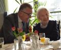Bild: ubb
"Jetzt komme ich jedes Jahr zum Gratulieren", versprach Bürgermeister Franz Stahl der Jubilarin und zweitältesten Einwohnerin der Stadt Tirschenreuth, Margarete Möstl.