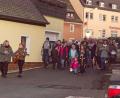 Bild: exb
Martinsumzug mit Pony und Gitarrenbegleitung.