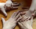 Symbolbild: Jens Kalaene/dpa
Hand in Hand mit den Familien arbeiten die Beratungsstellen der Katholischen Jugendfürsorge.
