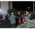 Bild: gz
Vor der Pfarrkirche teilte Sankt Martin (Josef Kleber) mit Bettler Silvia Ach den Mantel. Das Pferd Maja von Pferdehalterin Franziska Utz blieb trotz der Menschenmenge ruhig.
