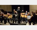 Bild: Kunz
Dirigent Dieter Müller und Solistin Soojung Cho führen das Orchester durch Beethovens Violinromanze F-Dur.