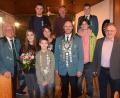 Bild: bö
Seine neuen Würdenträger kürt der Schützenverein Mendorferbuch-Egelsheim. Ihnen gratulieren Dritter Bürgermeister Hans Seitz (rechts) und Schützenmeister Johann Viehauser (links).