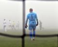 Bild: Hubert Ziegler
Der Blick in den Nebel: Das Geschehen auf dem Platz war, wie hier vor dem Bamberger Torhüter Fabian Dellermann, teilweise nur schemenhaft zu erkennen.