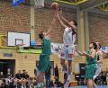 Bild: Büttner, Gerhard
Entspannt sehen seine Mitspieler Jariah Oliver bei einer Wurfaktion zu. Beim klaren 101:53 der DJK Neustadt gegen Bamberg gibt es kaum Aufreger.