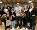Bild: Murat Kirav/exb
Die neuen Prinzenpaare: Kinderprinzenpaar Valentina I. und Kinderprinz Robin I., Prinzessin Leoni I. und Prinz Alexander I. Links ist Präsident Andreas Pusch zu sehen, rechts Vizepräsident Marko Menz.