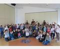 Bild: Realschule Kemnath/exb
Realschüler und Erstklässler freuten sich über die geteilten Martinshörnchen. Christian Schwarz (hinten in der Mitte) hat diese ganz besondere Martinsfeier organisiert. Mit dabei waren auch die beiden Erstklasslehrerinnen Monika Gottsmann und Sarah Meichner (hinten von rechts).