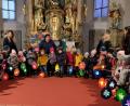 Bild: le
Mit ihren bunten Laternen erhellen die Kinder der Kindertagesstätte „Unterm Regenbogen" das dunkle Gotteshaus St. Johannes Baptista in Floß.