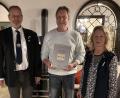 Bild: bim
Im Bild der Vizepräsident des Bayerischen Gewichtheber und Kraftsportverbands (Bezirk Oberpfalz) Hans Neumeier, der alte uind neue Vereinsvorsitzende Wolfgang Fuchs und die ausscheidende Kassiererin Petra Held vom AC Amberg.