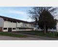 Bild: br
An der Fichtelnaabtal-Mittelschule in Ebnath wird weiter investiert, insbesondere in die Generalsanierung der Turnhalle (links im Bild) mit veranschlagten Kosten in Höhe von 117 000 Euro.