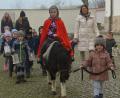 Bild: dob
Zusammen mit Pony "Flicka" und St. Martin (Nele Schnupfhagn) machten sich die Kindergartenkinder Roggenstein mit ihren Erzieherinnen auf den Weg.