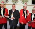 Bild: kro
Der Faschingsverein „Rosamunde“ bei der Machtübernahme: Präsident Marcus Kilian erhielt Rathausschlüssel und Gemeindesäckel von Zweitem Bürgermeister German Hartmann (von links). Mit im Bild: Kassierer Heinz Hoffmann und Bürgermeister und Elferratsmitglied Franz Schöner (von rechts).