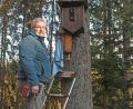 Bild: Gabi Schönberger
Peter Augustin hat schon Hunderte Nistkästen gebaut. Im Pfreimdtal und Kainzbachtal befestigt er die kleinen Holzwerke und freut sich, wenn sie von den Singvögeln angenommen werden.
