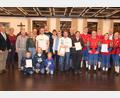 Bild: kro
Dem ersten Platz beim Jugendförderpreis erhielt das Projekt "Ferientasche" der Jugendbeauftragten Barbara Neugirg und Andreas Heinz (Mitte). Den zweiten Platz holten die Inline-Hockeyspieler des TSV Krummennaab (links) und den dritten Platz der Spielmannszug aus Erbendorf (rechts).