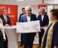 Bild: ubb
Mit viel Freude überreichte Ludwig Zitzmann, Vorstandsvorsitzender der Sparkasse Oberpfalz Nord (Mitte), das Preisgeld des Deutschen Pflegeinnovationspreises an Cornelia Stahl, Quartiersmanagerin bei „Leben Plus“ in Tirschenreuth (rechts). Mit dabei: „Leben Plus“-Mitarbeiterin Janka Hannemann-Mathes, Bürgermeister Franz Stahl, BRK-Kreisgeschäftsführer Holger Schedl und der designierte Sparkassen-Vorstandsvorsitzende Hans-Jörg Schön (von links).