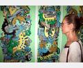 Bild: R. Kreuzer
Dieses Triptychon von Uwe Müller, das eine Besucherin gerade betrachtet, heißt „Der Schlüssel zum Ziel“.