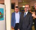 Bild: ubb
Künstler Tom Brankovic (rechts) führte die Gäste der Vernissage durch die Ausstellung und erklärte ihnen die Malereien sowie die Hintergründe dazu.