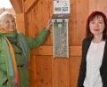 Bild: gf
Im überdachten Raucher-Pavillon des Kolping-Bildungswerk in der Raigeringer Straße präsentieren Karin Meixner-Nentwig (links) und Silvia Völkl-Renner (rechts) einen Kippen-Sammelbehälter, bei dem die Raucher durch Einwerfen der Kippen in den linken oder rechten Schacht votieren können, ob es die deutschen Kicker bei der WM in Katar ins Finale schaffen.