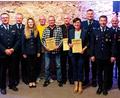 Bild: (mlg) Michael Lang 
Langjährige Mitglieder der Feuerwehr Vilseck werden ausgezeichnet (Von links): Vizevorsitzender Karl Ruppert, Zweiter Bürgermeister Thorsten Grädler, Vorsitzende Christina Wolf, Reinhard Andraschko (für 55 Jahre), Christian Lindl (40), Hans Hammer (55), Daniela Pröls (25), Günter Vogl (40), Kommandant Lothar Hasenstab und sein Stellvertreter Peter Ziegler.
