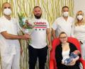 Bild: Marie Ehras/exb
Der kleine Lian kam als 500. Baby im Jahr 2022 im St.-Anna-Krankenhaus Sulzbach-Rosenberg zur Welt. Das verantwortliche Personal gratulierte den glücklichen Eltern Nadine und Andreas Sommer.