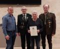 Bild: wku
Bürgermeister Jörk Kaduk, Schützenmeister Franz Grötsch (von links) und Gauschützenmeister Werner Wendl (rechts) ehrten Wolfgang Seitz für 40-jährige Mitgliedschaft.