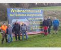 Bild: gi
Die Hinweistafel auf den 14. Weihnachtsmarkt am 2. Advent auf Schloss Burgtreswitz haben die fleißigen Helfer mit ihrem Vorsitzenden Thomas Hupfauf (Dritter von rechts) am Ortseingang von Burgtreswitz aufgestellt.