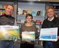 Bild: kro
Landschaftsfotograf Matthias Kunz (links) bei der Übergabe der Kalender an Buchhändlerin Kathrin Meißner und Lebenshilfe-Geschäftsführer Berthold Kellner. Ein Teil des Verkaufserlöses wird an soziale Einrichtungen gespendet.
