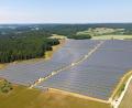 Bild: Wust–Wind &amp; Sonne
In Ursensollen konnten sich Bürger Anteile dieser Freiflächensolaranlage kaufen. Die eingespeiste Strommenge bleibt aber weit hinter den Prognosen zurück.