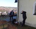 Bild: mrr
An der sanierungsbedürftigen Riedener Schlossbergkapelle verfolgt Bürgermeister Erwin Geitner (links) die Voruntersuchungen durch das Ingenieurbüros F. H. S. aus Amberg.
