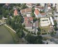 Bild: mür
Das Landratsamts-Areal wird sich in den kommenden Jahren deutlich verändern. Völlig neu gestaltet wird das bisher hauptsächlich als Parkplatz genutzte Areal zwischen Mähringer Straße (unterer Bildrand) und der Johannisstraße (rechts) entlang der früheren Milch-Umladestation (weiß überdachtes Gebäude). Auch das Wohnhaus am Grundstücksrand (unten rechts) wird abgerissen. Der Neubau soll an das Ämtergebäude II (L-förmiger Bau unterhalb des Parkplatzes) angegliedert werden können.
