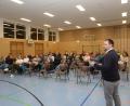 Bild: bey
Bürgermeister Sebastian Hartl informierte in der ersten Bürgerversammlung "live" in der Turnhalle der Grundschule Luhe über die Entwicklung des Marktes.