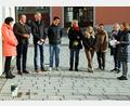 Bild: Josef Götz/exb
Realschüler besuchten die Stolpersteine in der Altstadt.