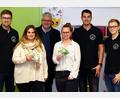 Bild: Stephan Bodensteiner/exb
Stehend von links: Vorsitzender Christian Kunz, Svenja Horn, Bürgermeister Robert Lindner, Kristina Schaller, Stephan Bodensteiner und Johannes Meierhöfer bei der Spendenübergabe.