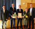 Bild: fdl
Dank für 30 Jahre Vorsitz beim Männerchor Ehenfeld (von links): Christian Fink, Geschäftsführer der Sängergruppe Amberg, Zweiter Vorsitzender Sepp Falk, der Geehrte Wolfgang Falk mit seiner Frau Christine und Bürgermeister Hermann Falk.