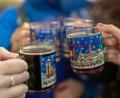Symbolbild: Patrick Seeger/dpa
Duftender Glühwein gehört zu einem Weihnachtsmarkt einfach dazu - auch beim Marktredwitzer Adventszauber.