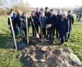 Bild: hmr
Hauptakteure der Pflanzaktion beim Anlegen der Streuobstwiese waren die Schüler der beiden siebten Klassen der Realschule im Stiftland. Mit im Bild Kerstin Walch vom Imkerverein (Dritte von links), Stadtbaumeister Hubert Siller (Sechster von links) und Gabriele Treml-Laubert vom OGV, Schulleiter Stephan Drexler, Bürgermeister Karlheinz Hoyer und Klaus Schuster (Zweite bis Fünfter von rechts).