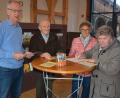 Bild: jr
Am Dienstag startete der Konnersreuther Seniorenbeauftragte Konrad Härtl (links) eine Unterschriftenaktion für den Erhalt des Notarztstandorts Waldsassen. Die Idee stammt von Maria Schaumberger (rechts), die sich auch als erste eintrug. Mit im Bild Maria Ernst und Josef Scharf.