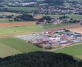 Luftbild: akp
Das Industriegebiet West kann in Richtung Hof (Teilfläche links der Straße) wie vorgesehen erweitert werden. Eine Zukunftsoption hat die Stadt zusätzlich durch den Kauf eines Grundstücks an der B 22 (helle Fläche links unten).