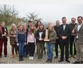 Bild: bnr
Die Flosser Bahnhofskrähen sind die Sieger des Raiffeisenpreises "Guad g'macht!" Zu den Gratulanten gehörten (von rechts) Museumsleiter Tobias Hammerl, Bürgermeister der Stadt Nabburg, Frank Zeitler Vorstand VR Bank, Bernhard Werner, Bürgermeister der Marktgemeinde Floß, Robert Lindner und die Museumspädagogin Bettina Kraus (links).