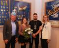 Bild: egl
Bürgermeister Roland Strehl (links) gratuliert zusammen mit der Präsidentin Denise Forster (rechts) dem neuen Prinzenpaar Prinzessin Anna-Sophie I. und Prinz Fabian I.