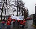Bild: bk
Zweiter Betriebsratsvorsitzender und Organisator Fabian Messer (links vorne) führte den Streikzug mit 350 Personen vor die Tore von BHS Corrugated an.